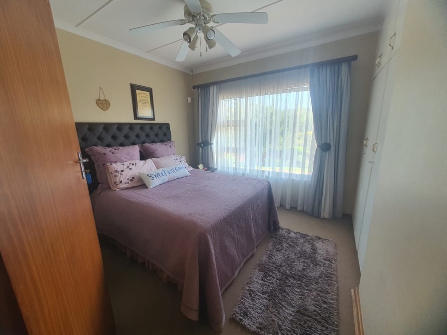 To Let 5 Bedroom Property for Rent in Beacon Bay North Eastern Cape